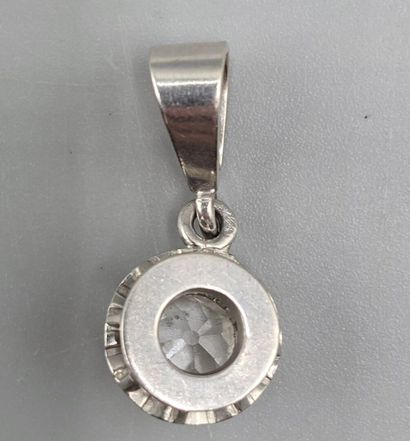 Pendentif en platine 850°° orné d'un diamant...