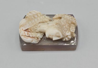 Camée de forme rectangulaire, arrondi sur...