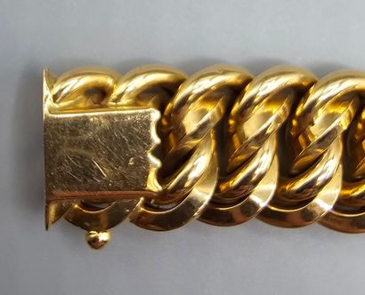 Bracelet en or jaune 750°° à mailles américaines....