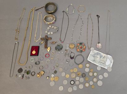 Fort lot de bijoux fantaisies comprenant...
