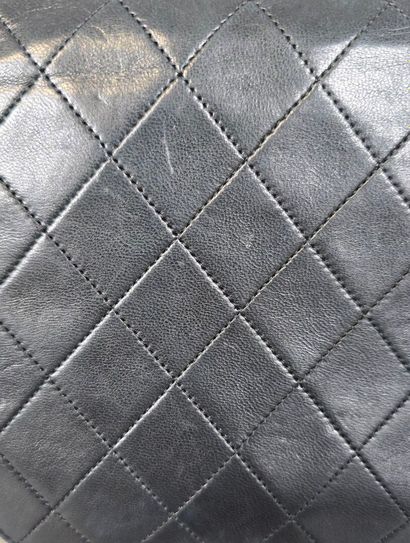 Chanel
Pochette à bandoulière en agneau matelassé...