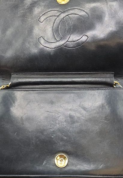 Chanel
Pochette à bandoulière en agneau matelassé...
