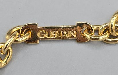 GUERLAIN. 
Porte clé en métal doré comprenant...