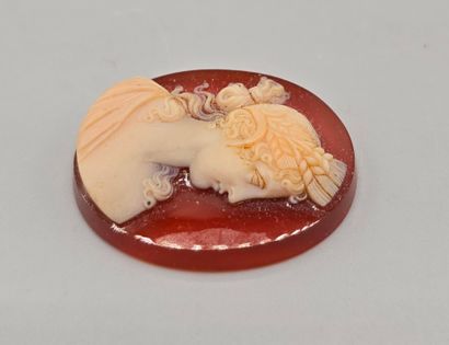 Camée de forme ovale en agate (?) sur fond...