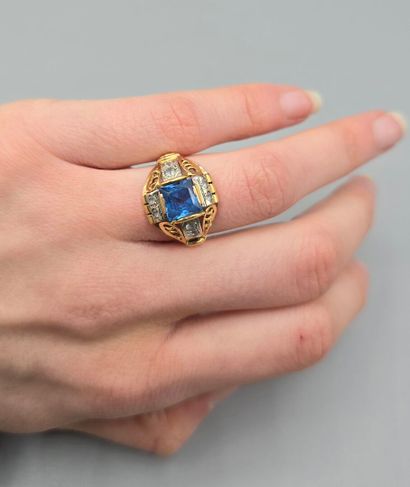Bague tank en or jaune 750°°, monture ajourée.
Le...