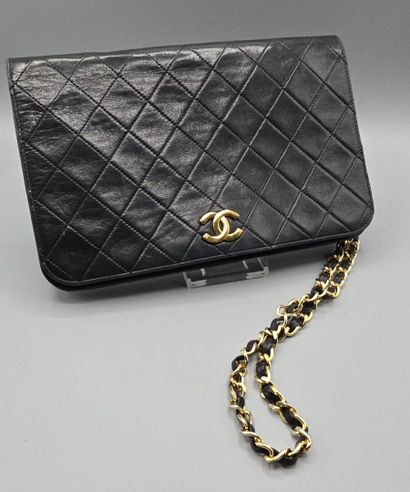 Chanel
Pochette à bandoulière en agneau matelassé...
