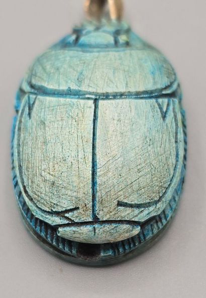 Scarabée egyptien en pierre dure bleue façon...