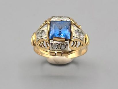 Bague tank en or jaune 750°°, monture ajourée.
Le...