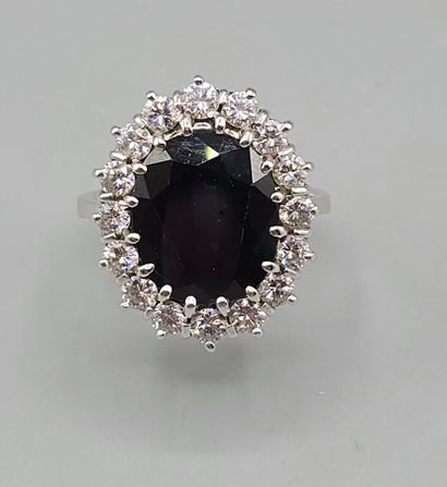Bague marguerite en or blanc 750°°ornée d'un...