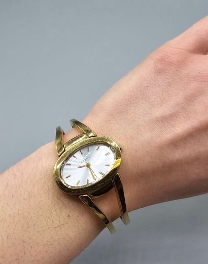 Lot de 7 montres de dame en métal doré comprenant...