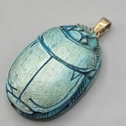 Scarabée egyptien en pierre dure bleue façon...