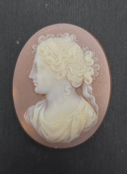 Camée de forme ovale en pierre dure (agate...