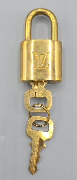 LOUIS VUITTON, PARIS
Cadenas en métal doré...