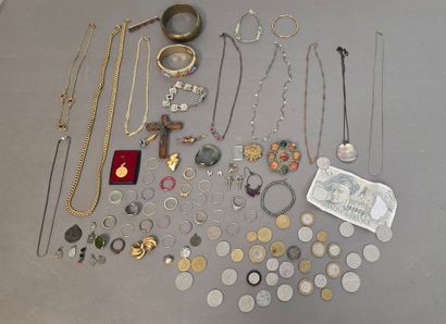 Fort lot de bijoux fantaisies comprenant...