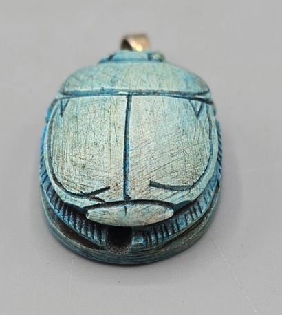 Scarabée egyptien en pierre dure bleue façon...
