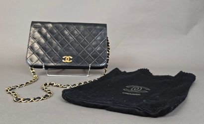 Chanel
Pochette à bandoulière en agneau matelassé...