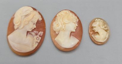 Lot de trois petits camées de forme ovale...