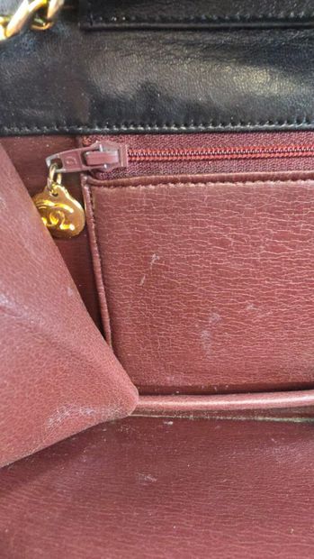 Chanel
Pochette à bandoulière en agneau matelassé...