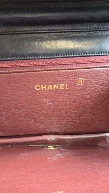 Chanel
Pochette à bandoulière en agneau matelassé...
