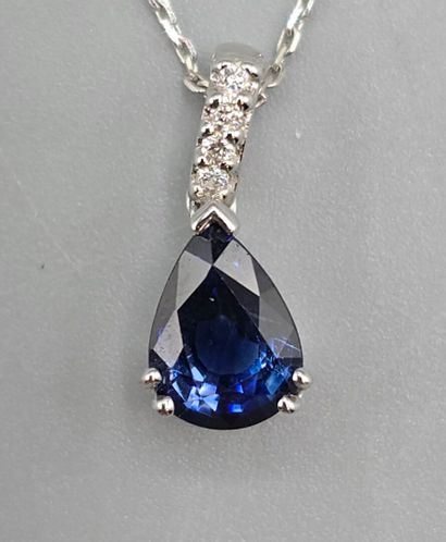 Collier en or blanc 750°°constitué d'un pendentif...