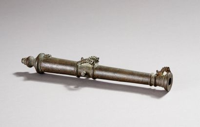 Tube de canon en bronze patiné.
Anses et...