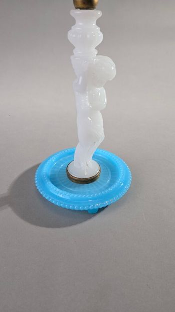 Bougeoir en opaline bleue, blanche et bronze.
Le...