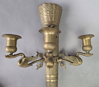 Paire d'appliques en bronze à trois bras...