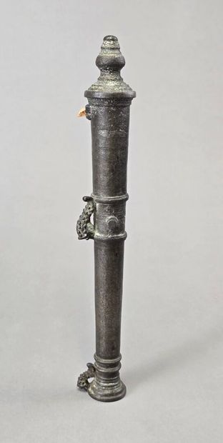 Tube de canon en bronze patiné.
Anses et...