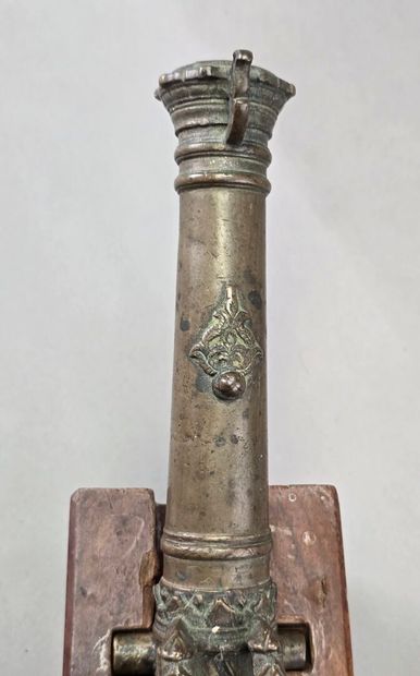 Tube de canon en bronze patiné à deux anses...
