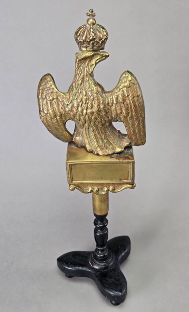 Aigle de pavoisement, tête à gauche couronnée...