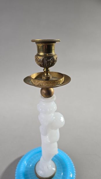 Bougeoir en opaline bleue, blanche et bronze.
Le...