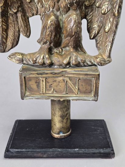 Aigle de pavoisement, tête à gauche en laiton...