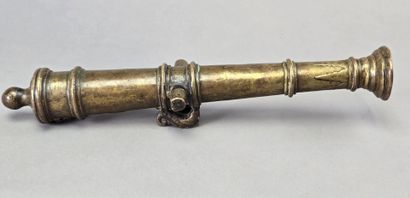 Canon en bronze patiné.
La bouche ornée de...
