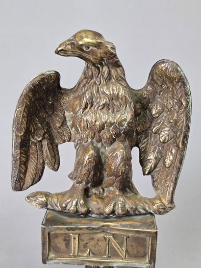 Aigle de pavoisement, tête à gauche en laiton...