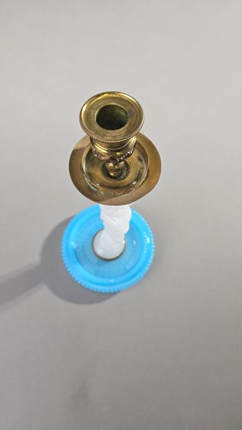 Bougeoir en opaline bleue, blanche et bronze.
Le...