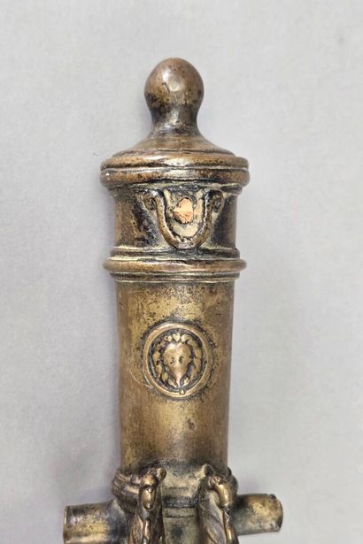 Canon en bronze patiné.
La bouche ornée de...