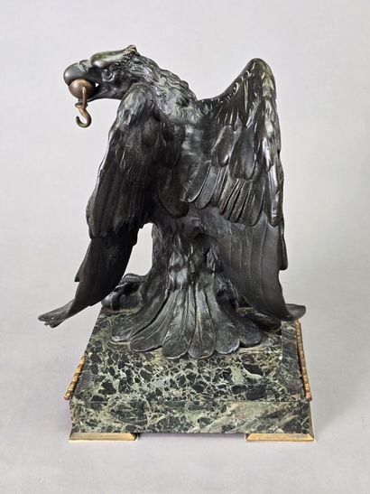 Porte montre en bronze figurant un aigle...