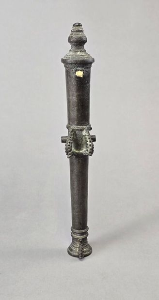 Tube de canon en bronze patiné.
Anses et...