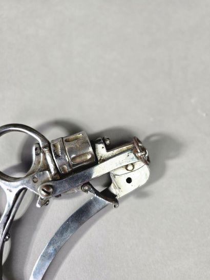 Revolver ou pistolet coup de poing / poignard...