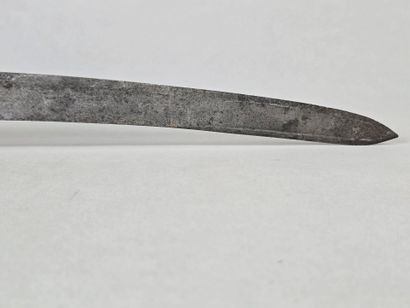 Dague ou épée de chasse/vénerie.
Lame courbée...