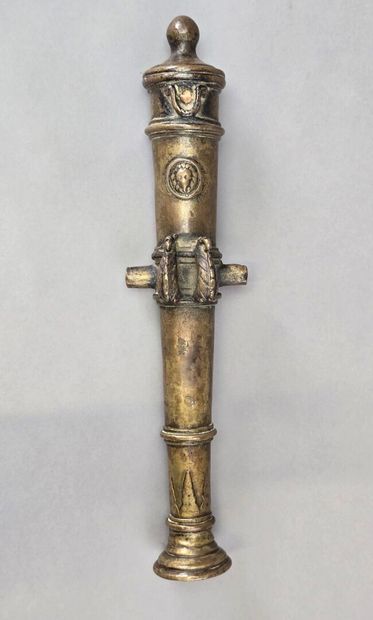 Canon en bronze patiné.
La bouche ornée de...