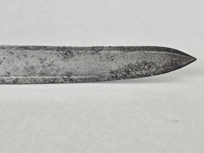 Dague ou épée de chasse/vénerie.
Lame courbée...