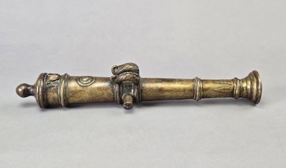 Canon en bronze patiné.
La bouche ornée de...
