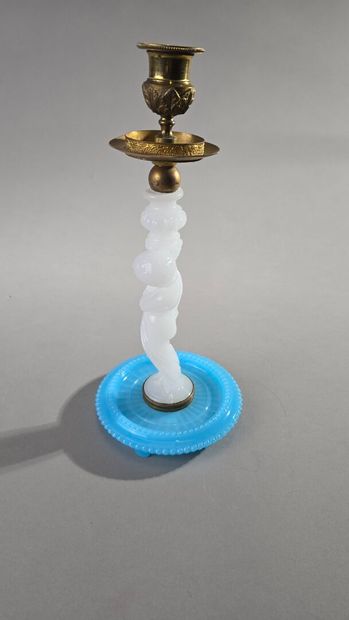 Bougeoir en opaline bleue, blanche et bronze.
Le...