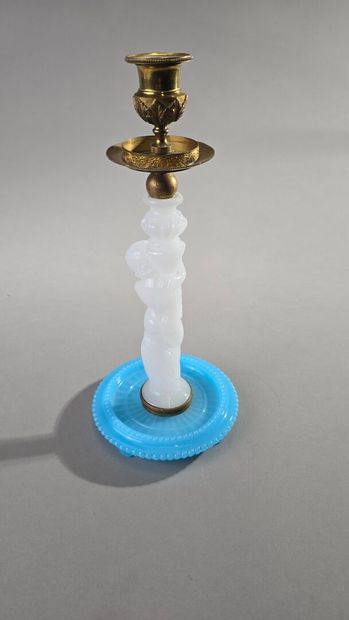 Bougeoir en opaline bleue, blanche et bronze.
Le...