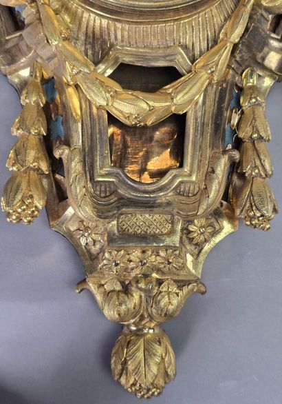 Cartel d'applique en bronze doré et ciselé...