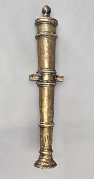 Canon en bronze patiné.
La bouche ornée de...