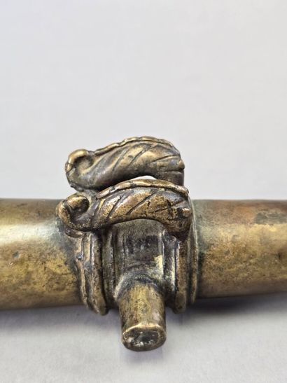 Canon en bronze patiné.
La bouche ornée de...