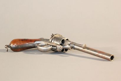 Pistolet à broche, double action, six coups....