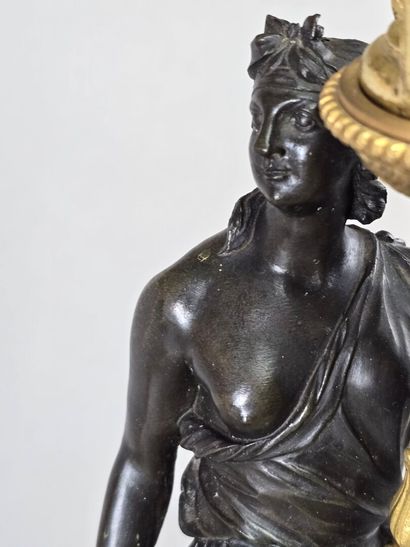 Importante paire de candélabres en bronze...